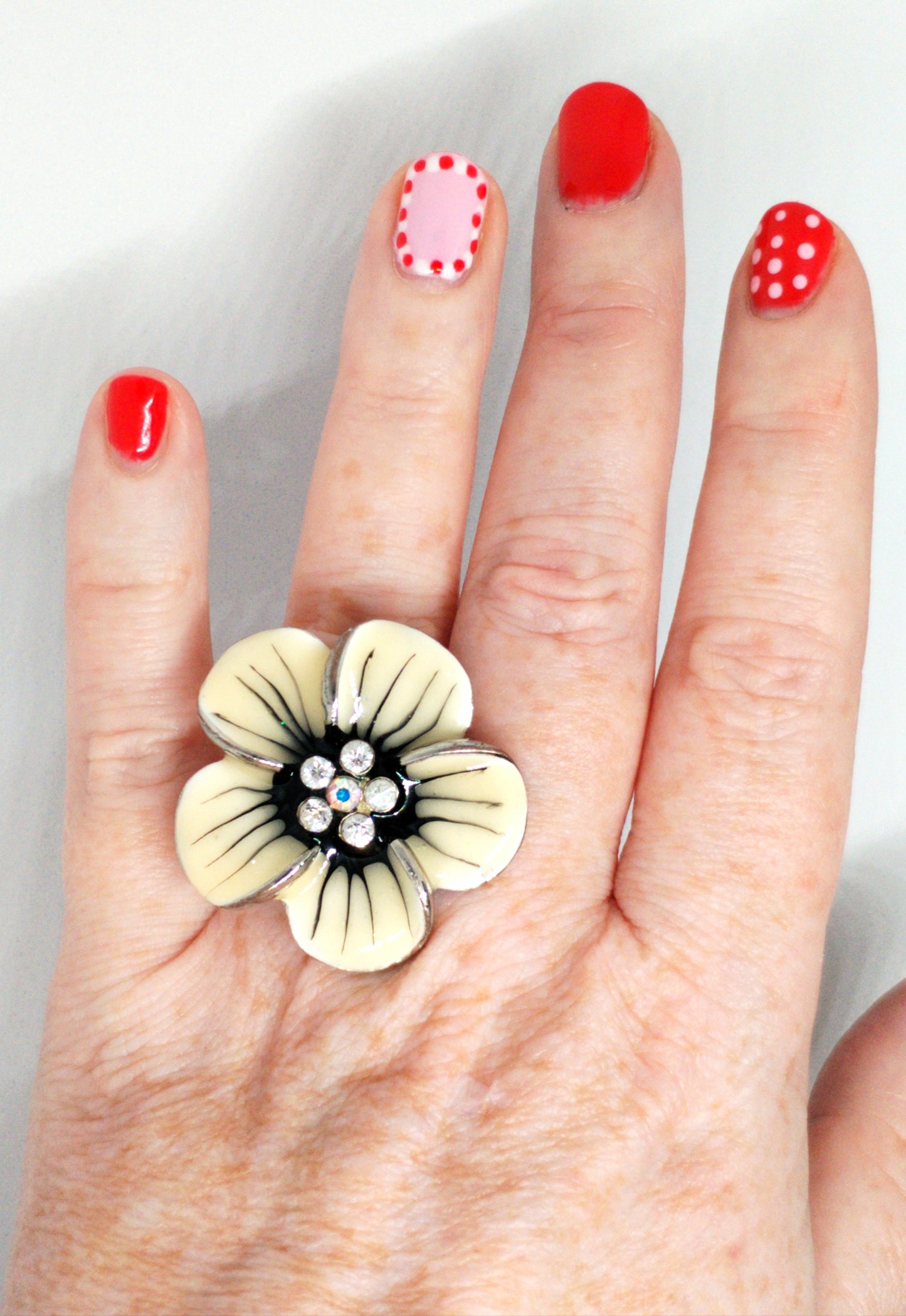 Cream flower adjustable cocktail ring